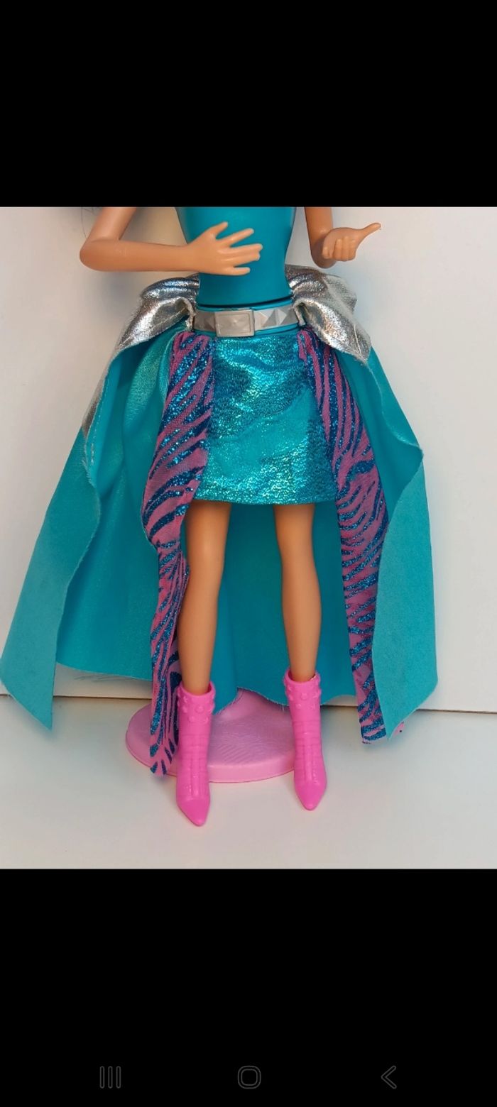 Poupée mattel barbie Rock N' Royals Erika fonctionne a piles 
Barbie chante fonctionne - photo numéro 3