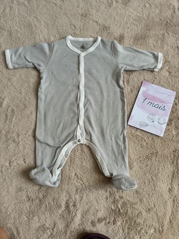 Pyjamas Leger rayé gris blanc Petit Bateau 1 mois avec petit trou