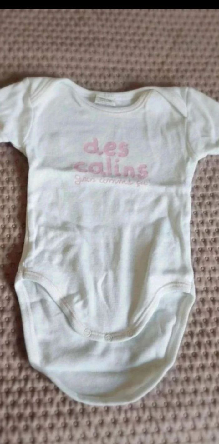 Lot 2  bodies  blanc fille  3  mois - photo numéro 2