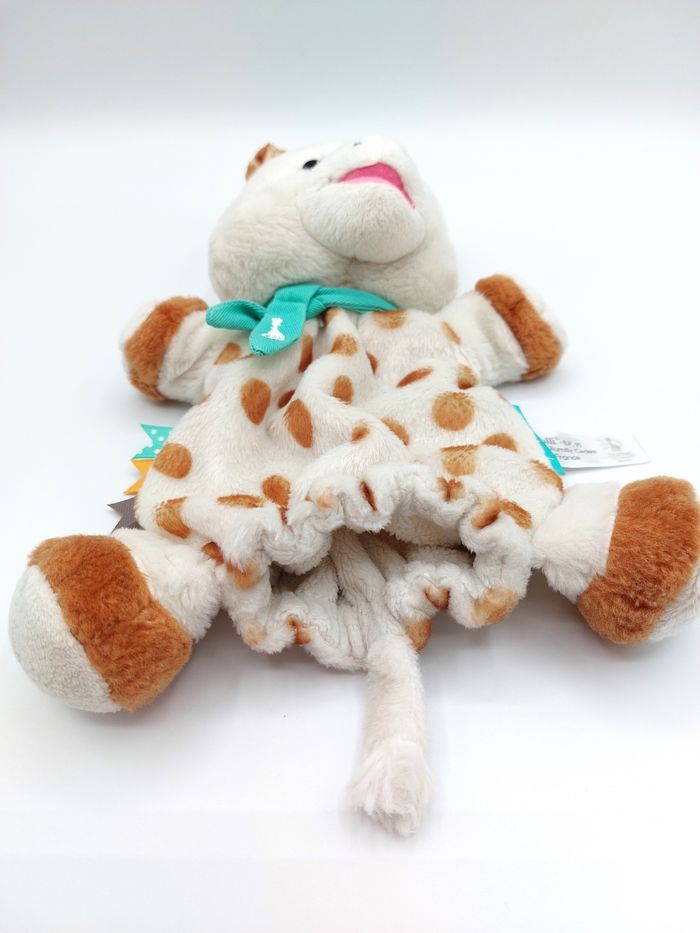 Doudou marionnette Sophie la girafe VULLI peluche écru marron foulard vert - photo numéro 4