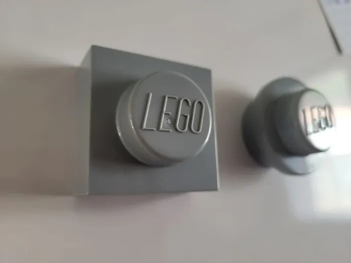 Lego - 2 magnets plastique gris - photo numéro 2