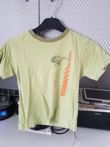 Tee shirt manches courtes. 6 ans.