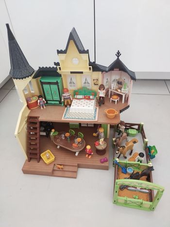 Lot playmobils maison manoir spirit et Lucky + box chevaux