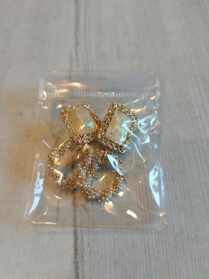 Très jolies boucles d'oreilles neuves dorées et pierres - photo numéro 4