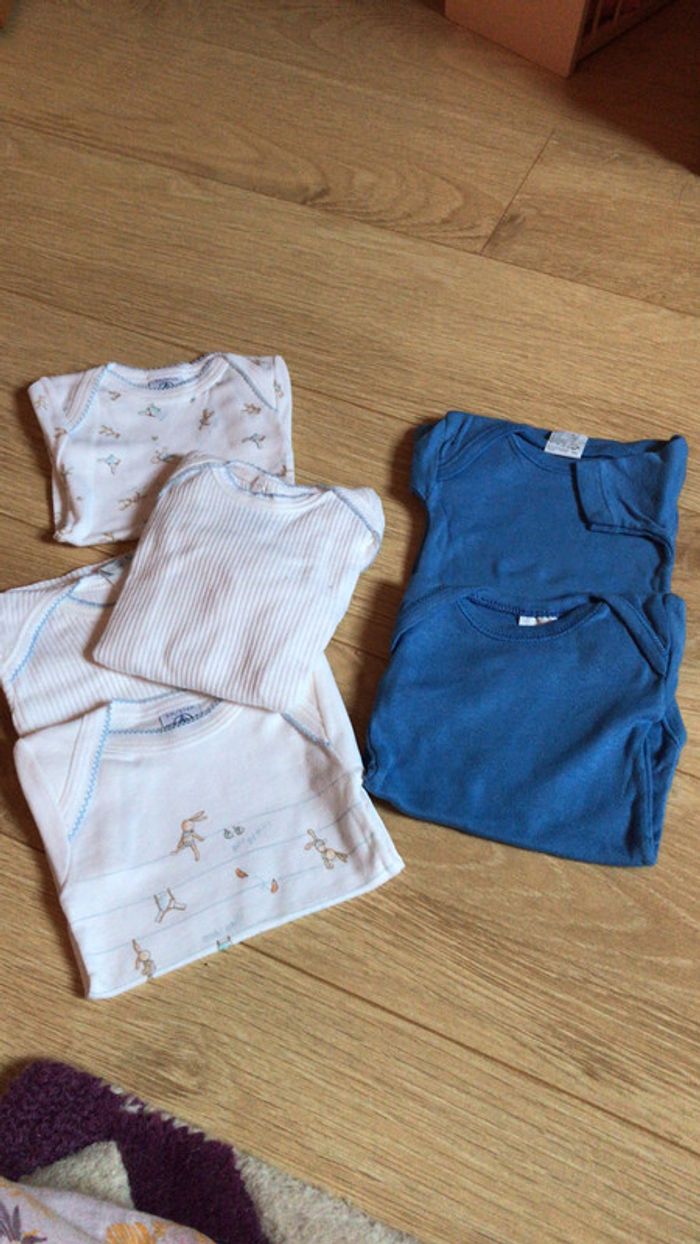 4 t shirt et 2 bodys garçon