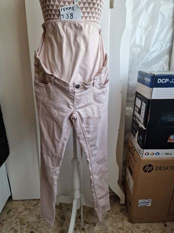 Jeans de grossesse, rose poudre, en très très bon état, longueur 107cm, forme slim
