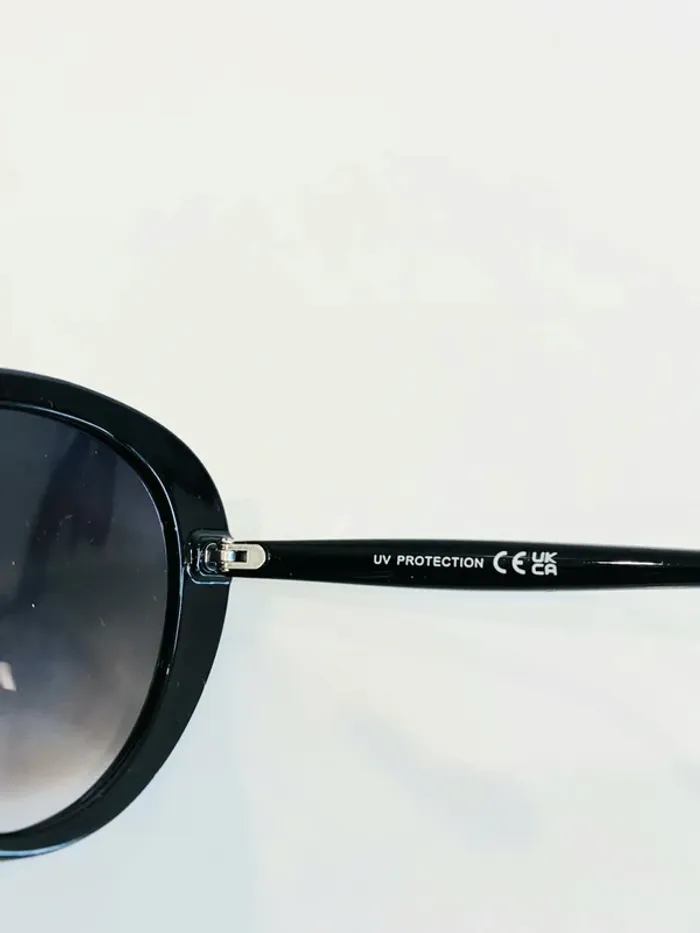 Lunette de soleil femme noire et dorée ovale verres dégradés UV protection catégorie 3 - photo numéro 4