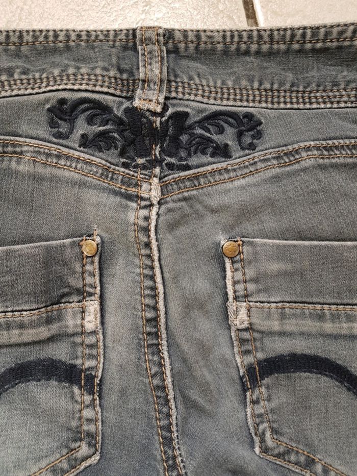 Vend short en jeans brodé - photo numéro 3