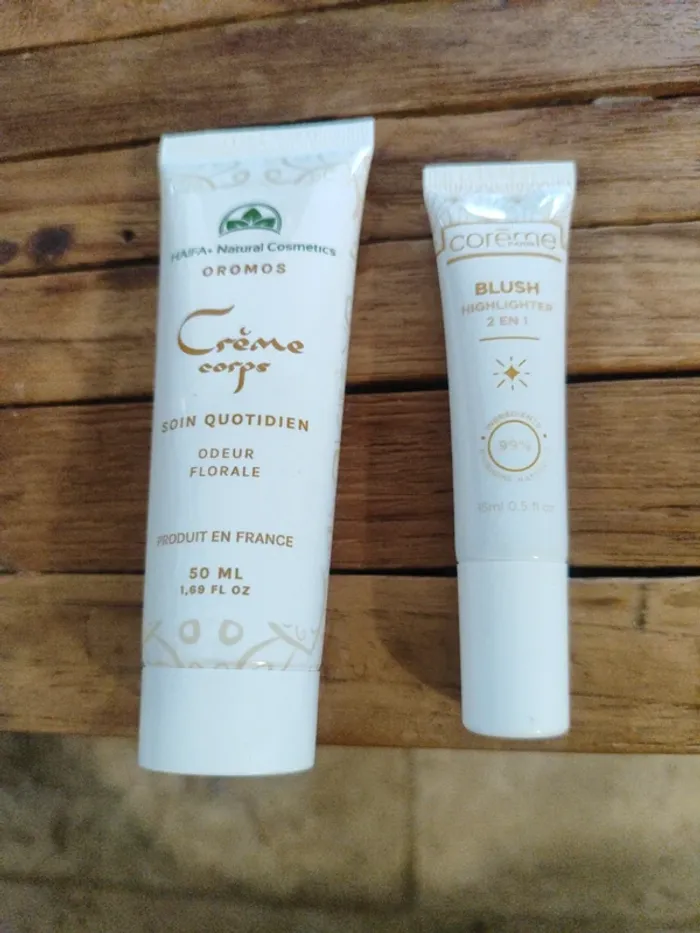 Lot blush highlighter Coreme et crème corps Haïfa