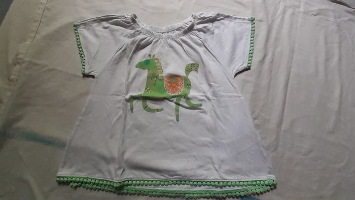 Tee-shirt blanc avec bordure verte pistache motif cheval vert pistache