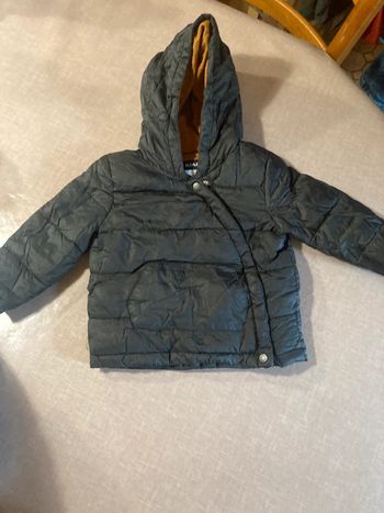 Doudoune noire KIABI doublée moutarde - Taille 24 mois