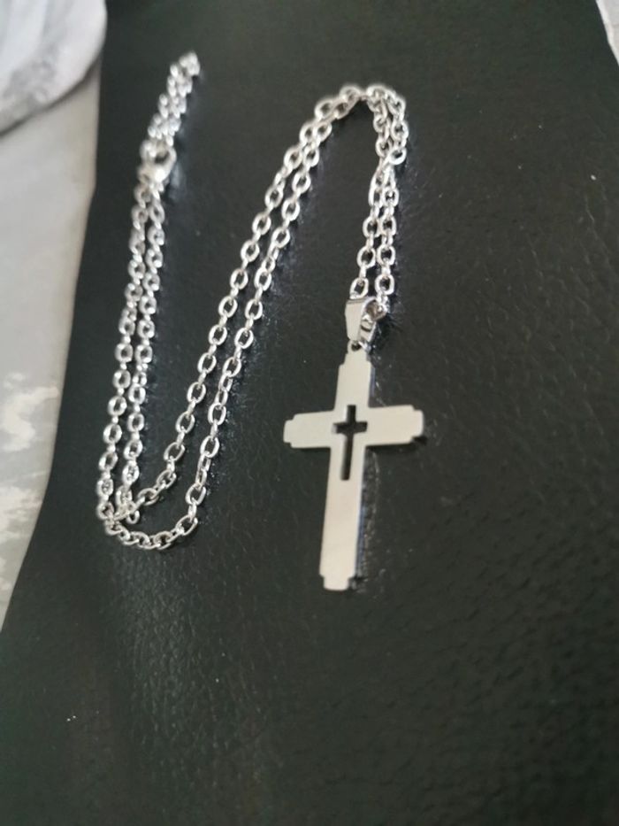 Chaîne et pendentif croix chrétienne - photo numéro 2