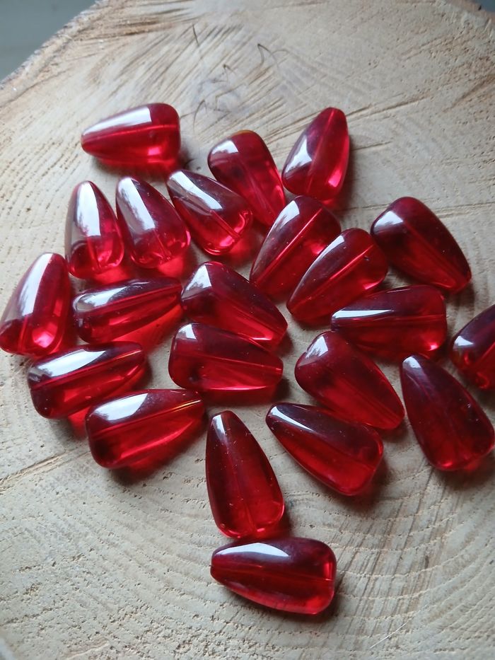 Lot de 33 grosses perles en verre gouttes rouges
