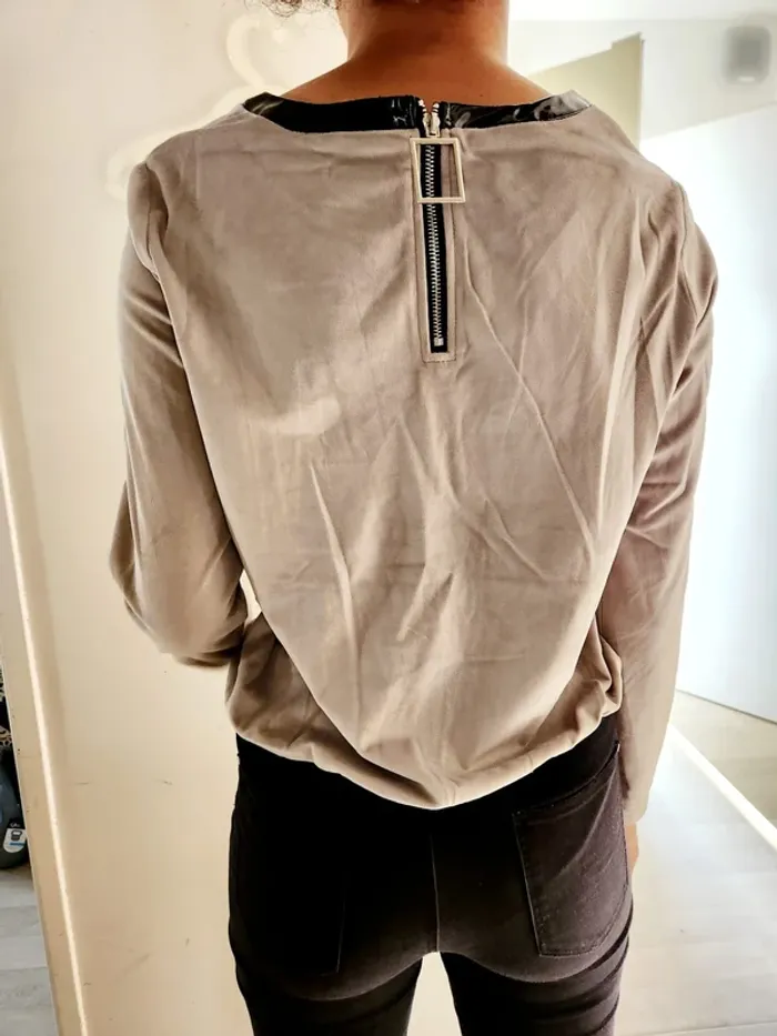 Top gris clair à col clouté & zip dos – Sophyline – S/M - photo numéro 2