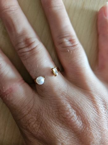 Bague avec perles blanche en acier doré inoxydable neuve