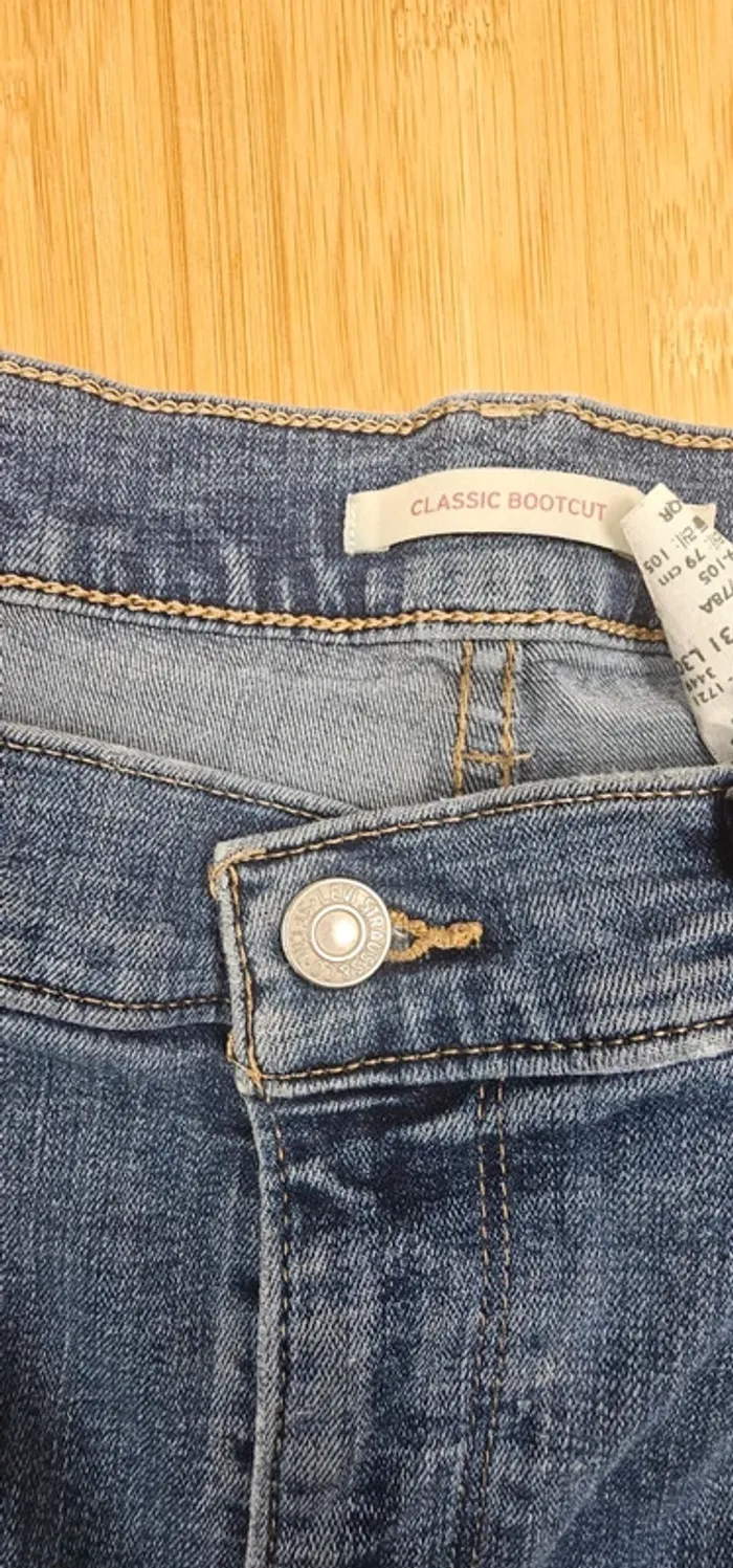 Levi's un peu évasé par le bas + patch offert classic bootcut T:40 W31 L30 - photo numéro 7