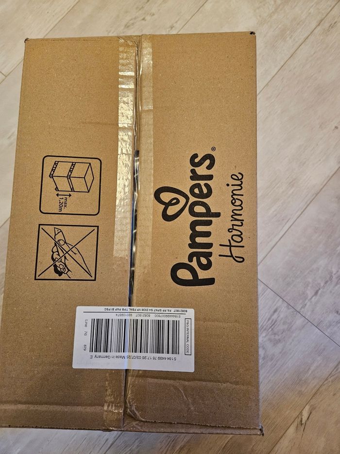 Cartons de deux paquets de couches pampers harmonie taille 4 - photo numéro 2
