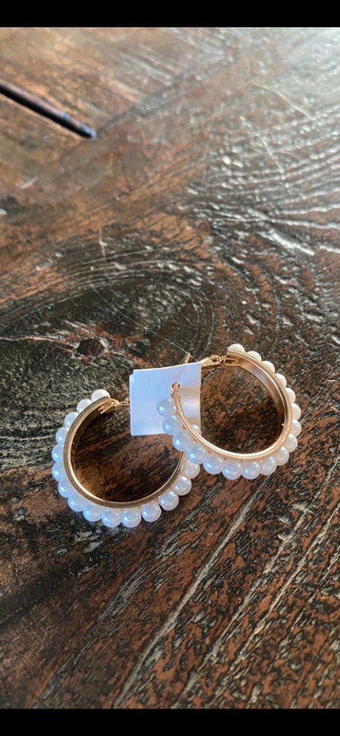 Magnifique paire de boucles d’oreilles petits anneaux avec perles - photo numéro 2