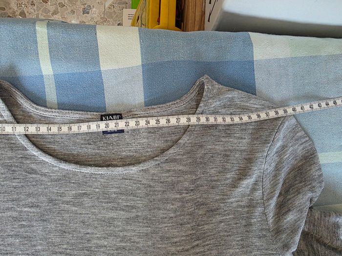 Tee-shirt, gris, en polyester & viscose, en excellent état, largeur d'épaule 39cm, largeur sous bras 44cm, longueur 60cm, marque Kiabi =5€ - photo numéro 6