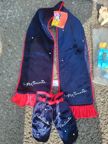 Superbe gants et echarpe minie neuf.