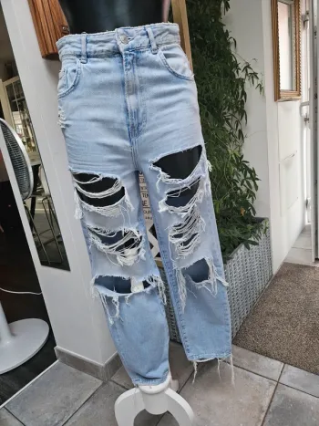 Bershka jeans Mom taille haute à trous taille 36