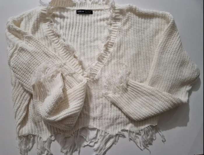 Pull col v blanc court déchiré - photo numéro 2