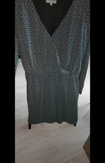 Robe La halle taille 42 noire et blanche. Effet cache cœur
Neuve jamais portée. Doublée.