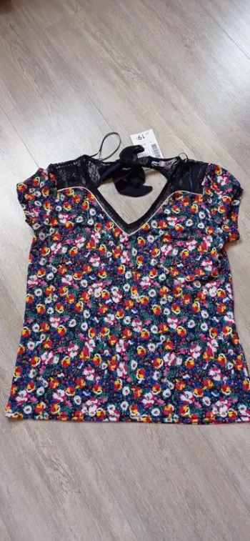 T-shirt neuf taille S
Motifs fleurs 
Marque la halle