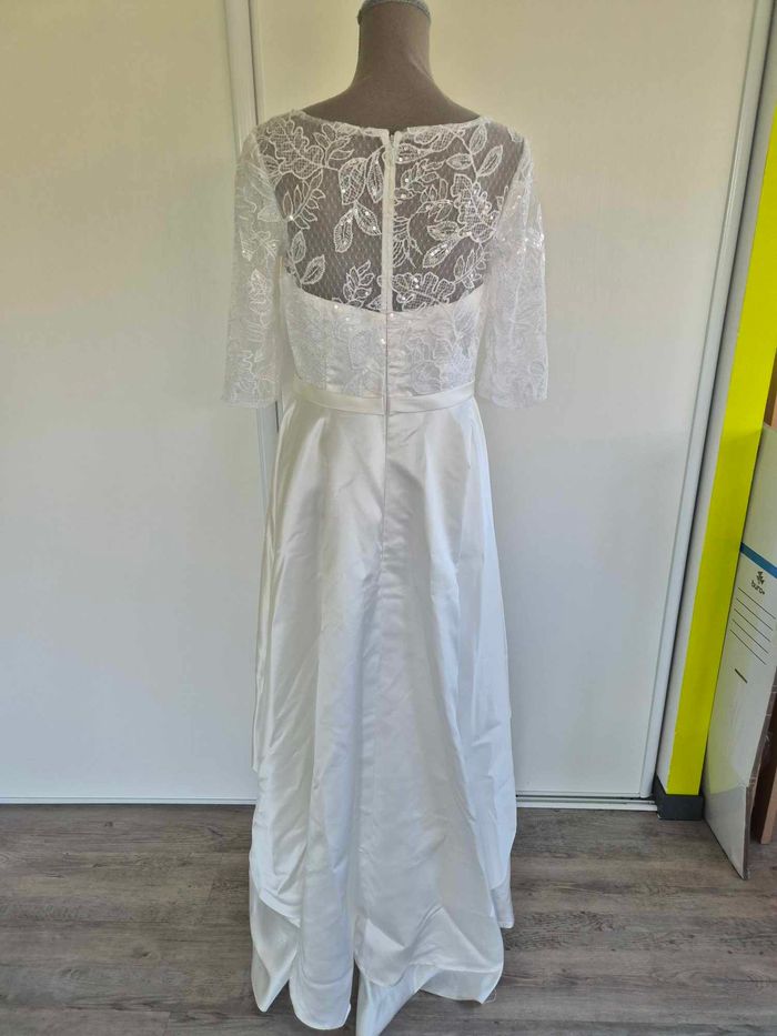 Robe de mariée courte devant et longue derrière avec manches, dentelle et satin - photo numéro 4