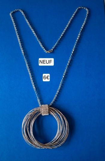 Collier long NEUF avec chaîne et médaillon argentés