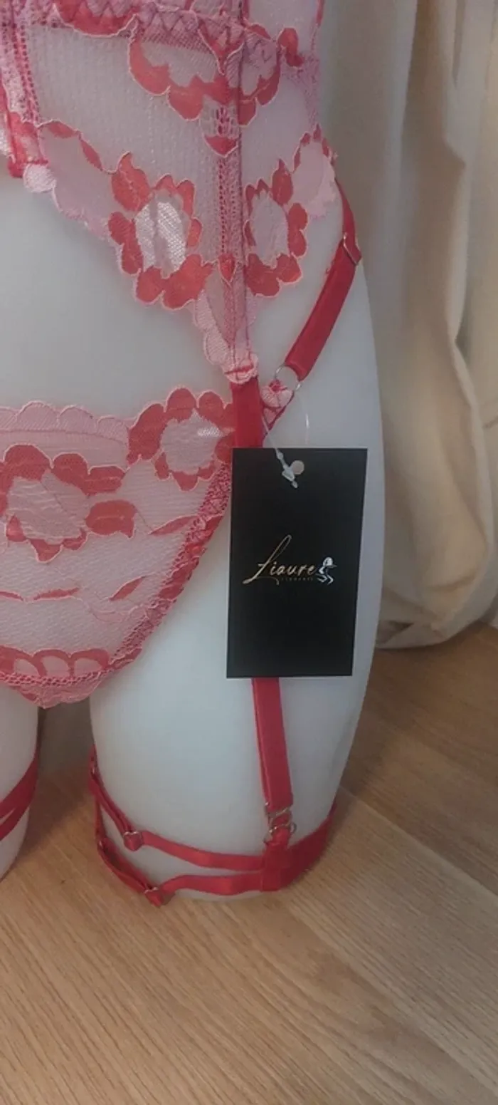 Superbe ensemble rouge/rose neuf - photo numéro 2