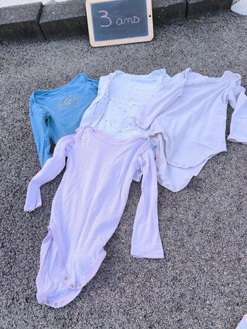 Lot de 4 body manches longues taille 3 ans en très bon état et bon état