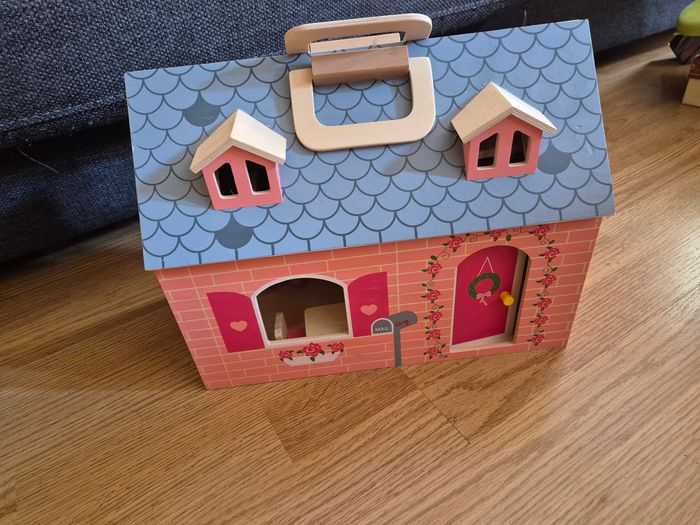 Maison en bois transportable avec mobiliers et 2 personnages