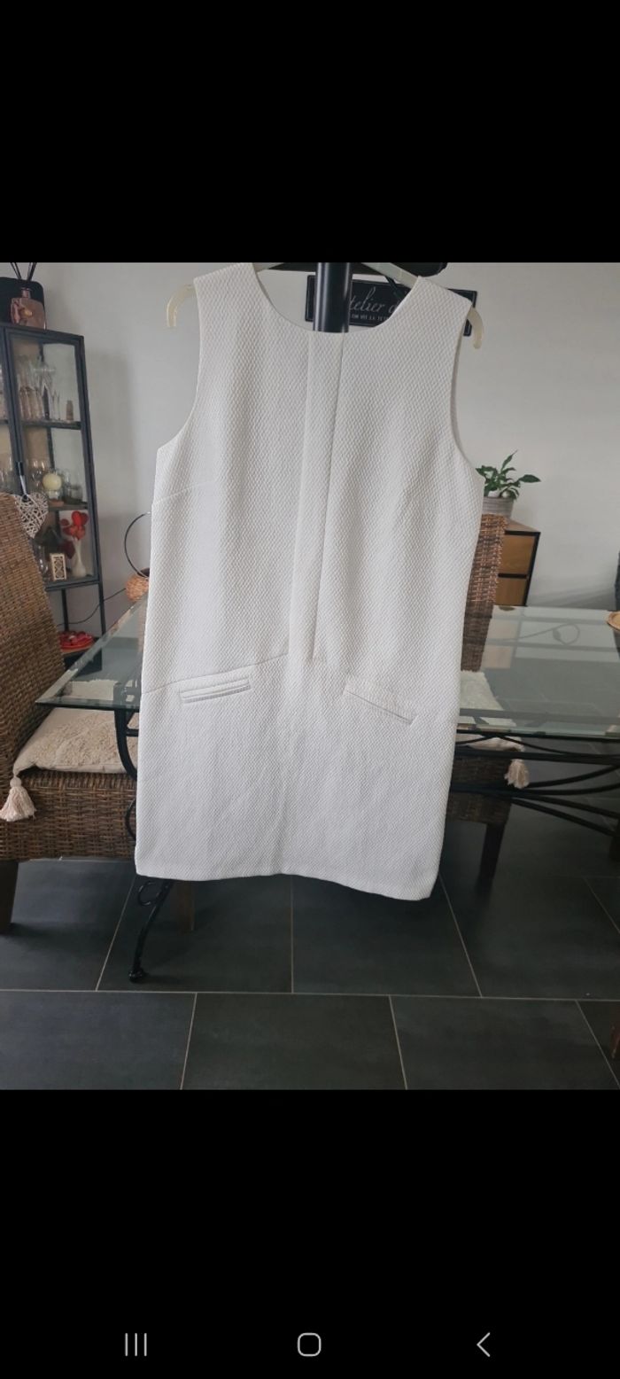Très jolie robe blanche très classe