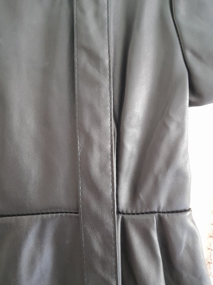 Jolie robe en simili cuir noir avec ceinture 4 ans - photo numéro 3