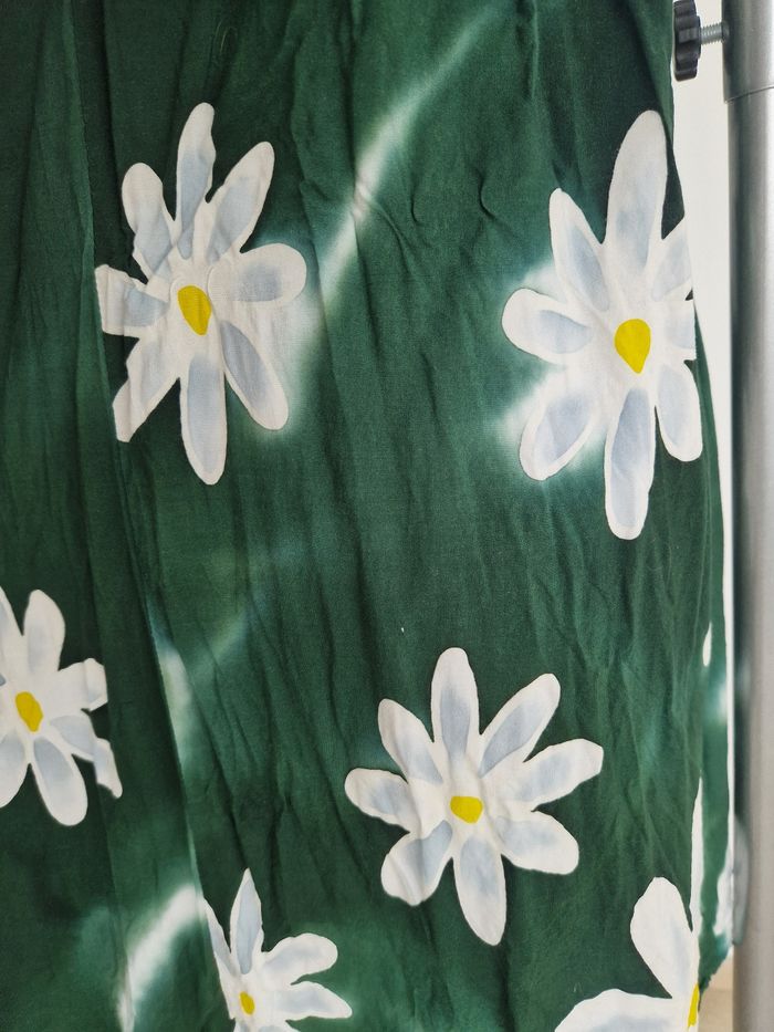 Robe polynésienne verte à fleurs blanches - photo numéro 4