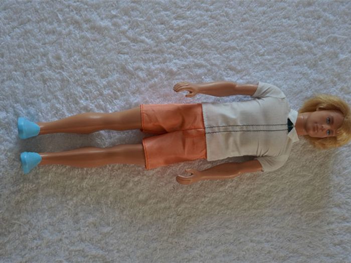 Ken avec cheveux blonds
