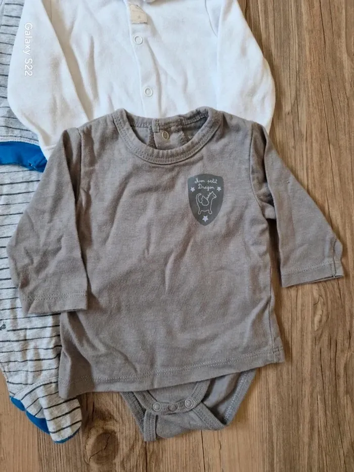 Lot vêtements 1 mois - photo numéro 4