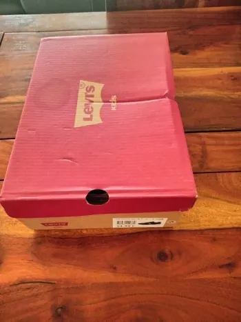 Paire de baskets neuves Levi's en 38