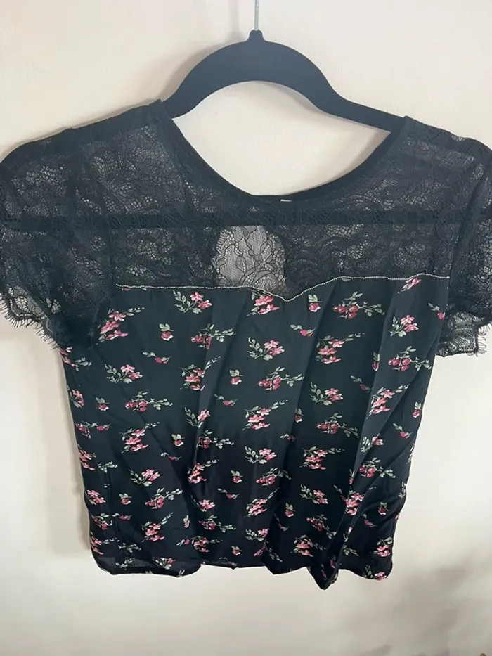 Blouse manches courtes fleurs dentelle taille s sexy