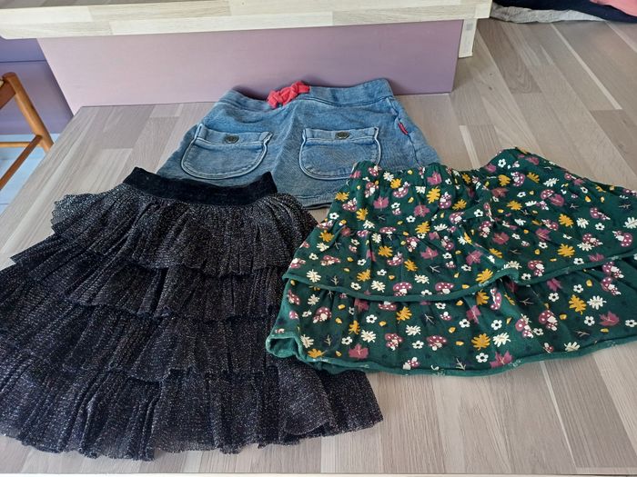 3 jupes courtes Taille 6 ans