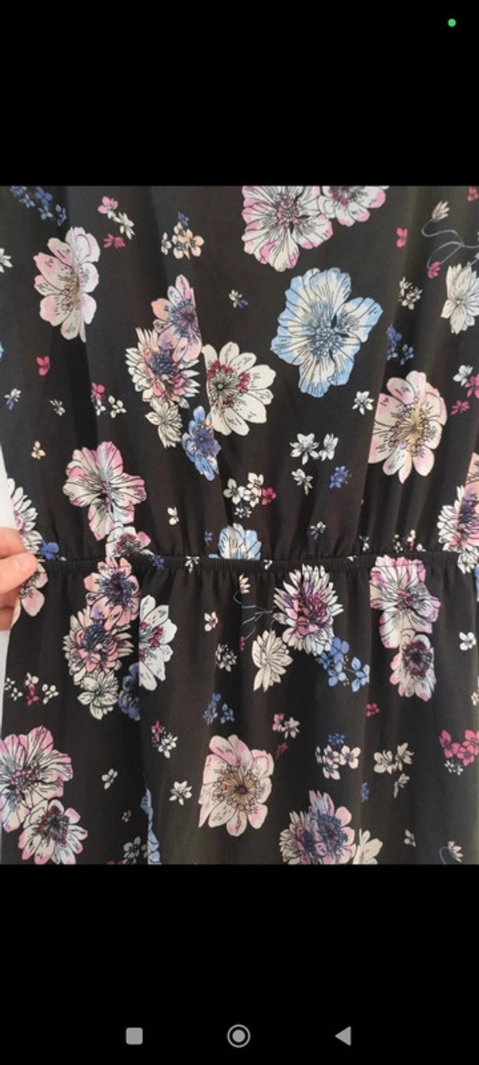 Robe d'été noire fleurie ceintrée taille 34 C&A - photo numéro 5