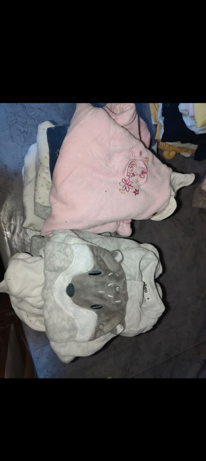 Vends vêtements 1 mois filles - photo numéro 2