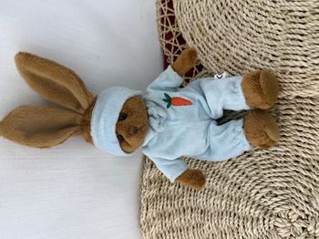 Doudou lapin marron pyjama bleu carotte MAXITA