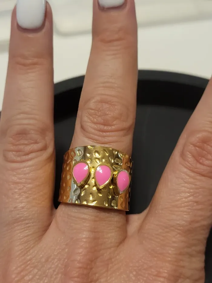 Bague large ajustable acier inoxydable doré martelé et gouttes roses - photo numéro 4