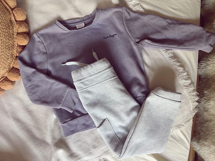 Magnifique ensemble violet et gris clair tape à l’œil 110