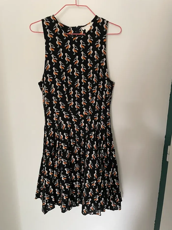 Jolie robe noire à motif