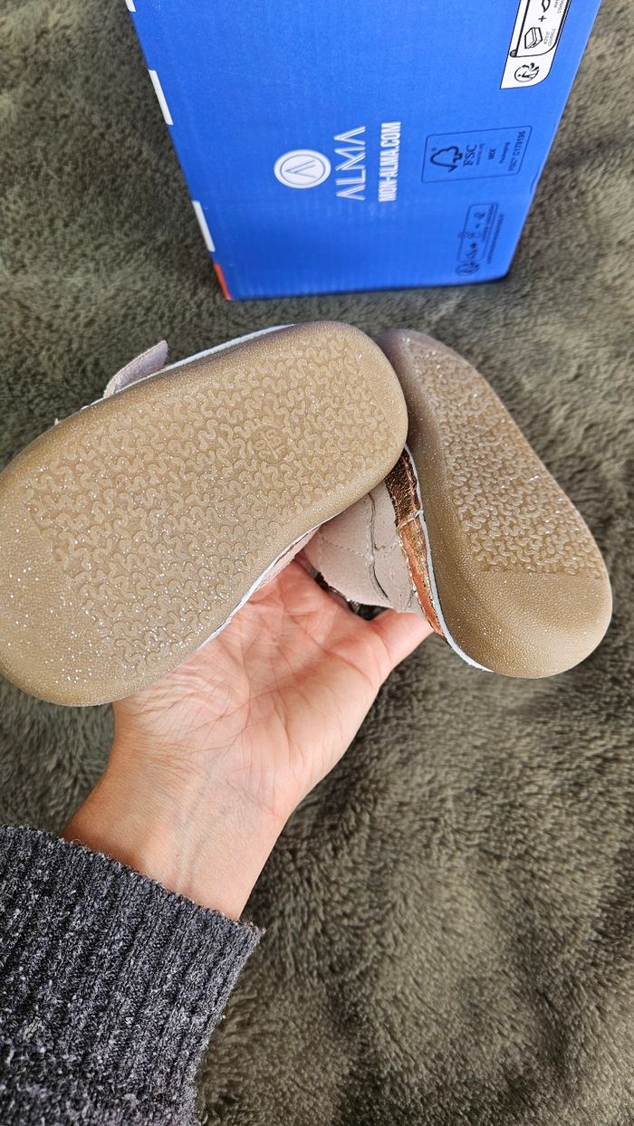 Chaussure premiers pas neuve taille 20 - photo numéro 2