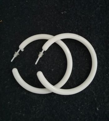 Créoles en plastique style années 80