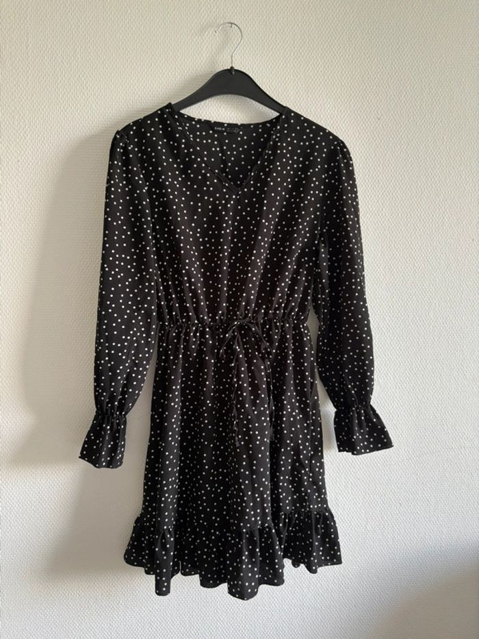 Robe noire à pois blanche